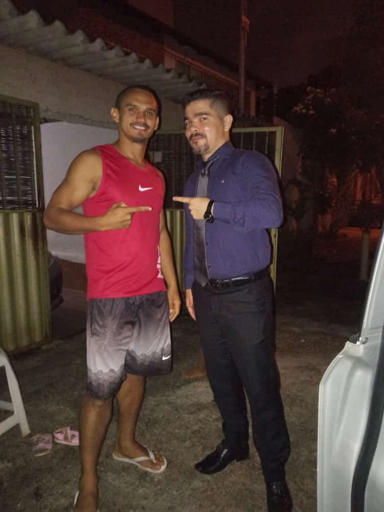 André Bernardo, ao lado do advogado Humberto, após deixar a prisão em Goiás