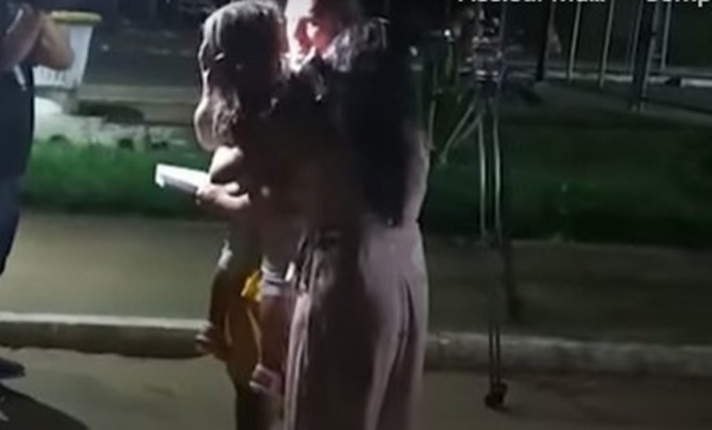 André Bernardo reencontra filha e esposa na saída de presídio, após ser detido por engano, em Goiás
