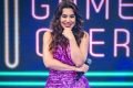 Naiara Azevedo de vestido rosa segurando microfone e com a mao no queixo