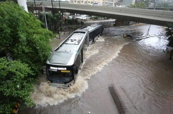 Na imagem colorida, um trem do metro está dentro da água