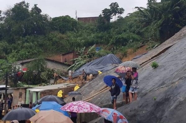 Na imagem colorida, pessoas estão espalhadas pela fotografia