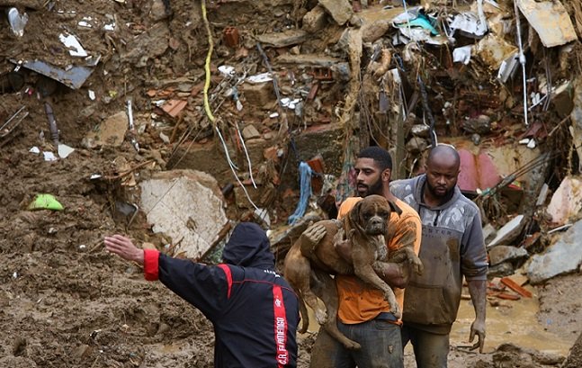 Tragédia em Petrópolis, na Região Serrana do RJ. Bombeiros trabalham no deslizamento do Morro da Oficina