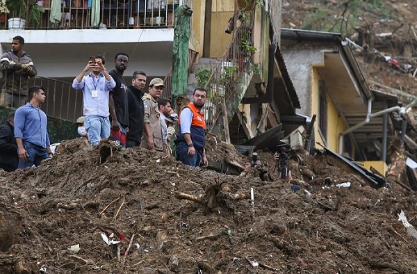Tragédia em Petrópolis, na Região Serrana do RJ.  Bombeiros no local do Morro da Oficina