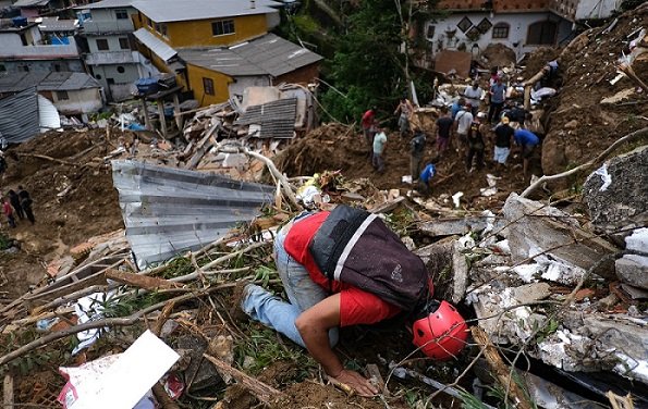 Tragédia em Petrópolis, na Região Serrana do RJ. Bombeiros trabalham no deslizamento do Morro da Oficina