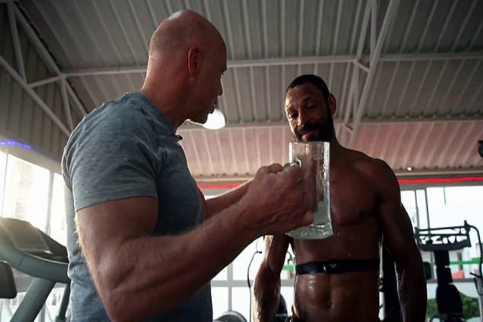 Boxeador pede que treinador beba seu suor