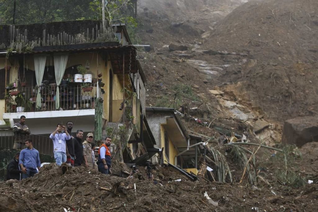 temporal em Petrópolis rio de janeiro mortes avalanche morro 2