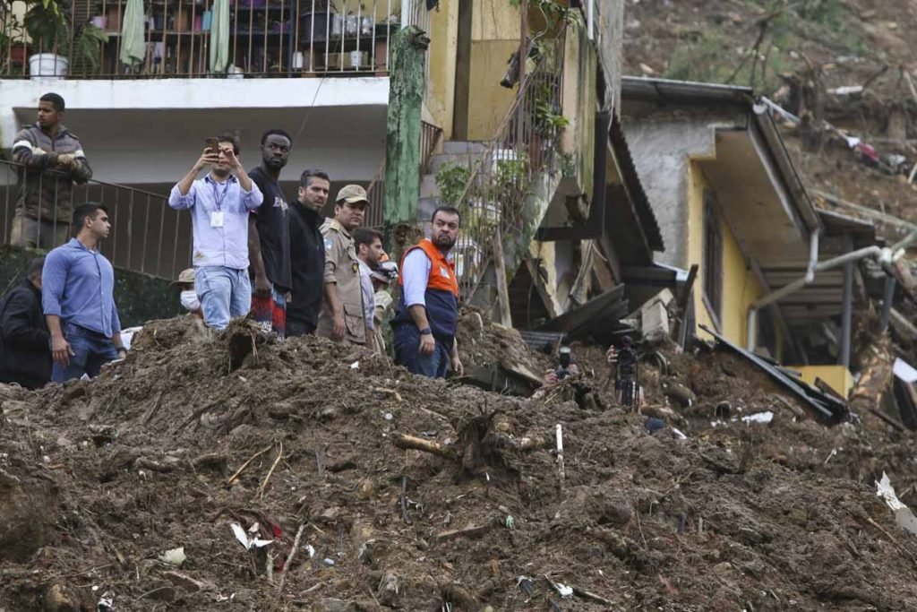 temporal em Petrópolis rio de janeiro mortes avalanche morro 2