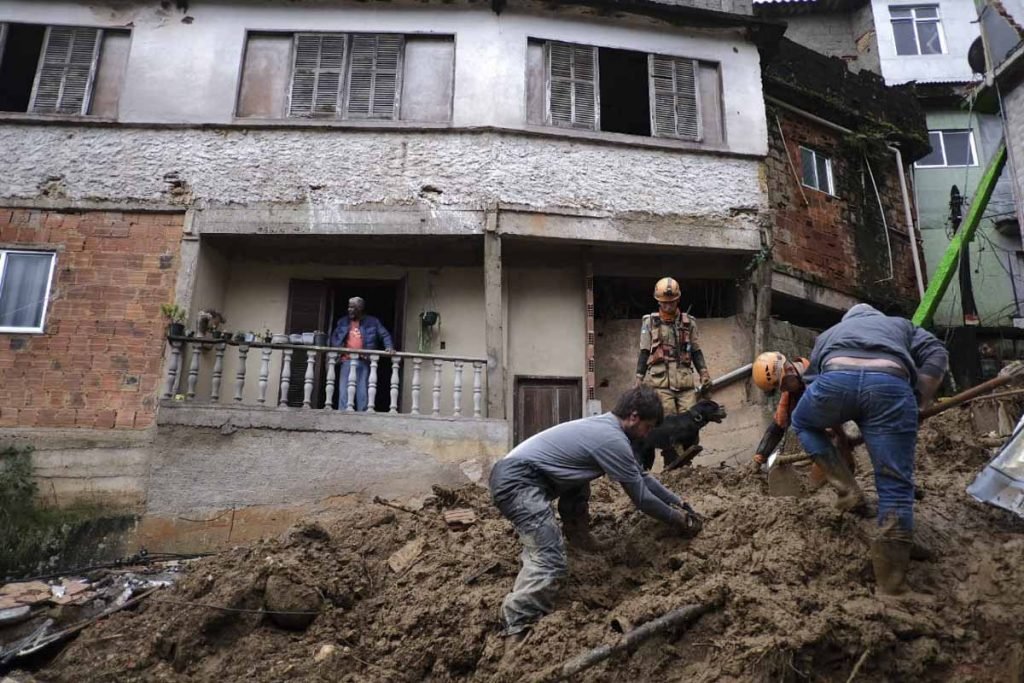 temporal em Petrópolis rio de janeiro mortes avalanche morro 2