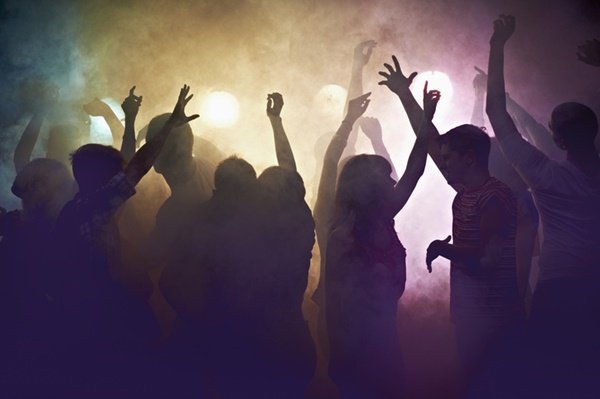 Na imagem colorida, pessoas se aglomeram em uma festa