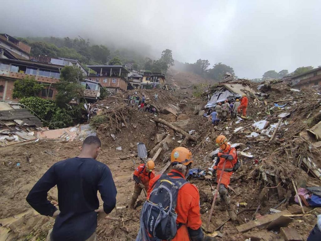 temporal em Petrópolis rio de janeiro mortes avalanche morro 2