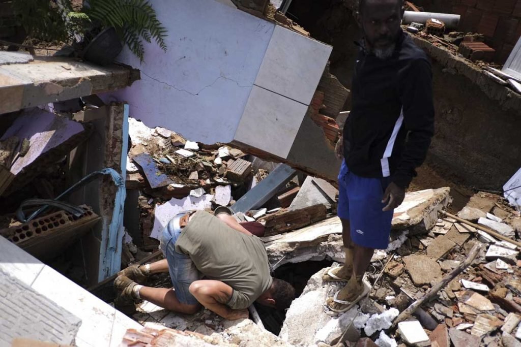 temporal em Petrópolis rio de janeiro mortes avalanche morro