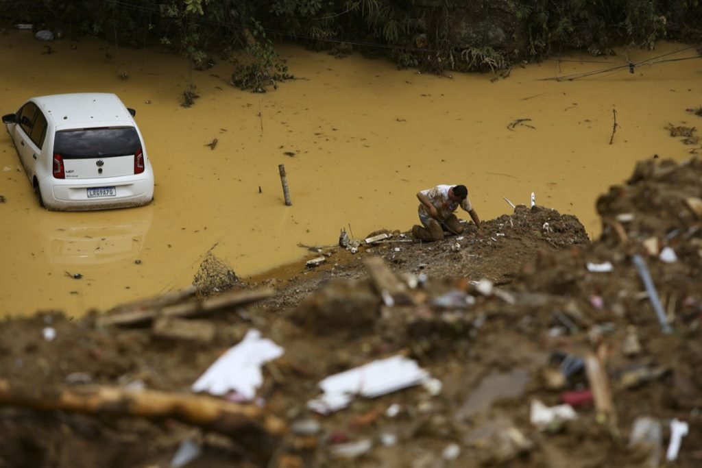 volutários buscam sobreviventes após avalanche morro em Petrópolis no rio de janeiro