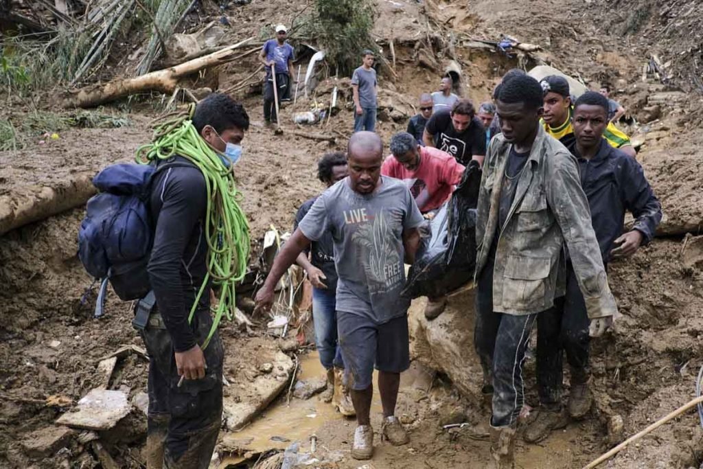 volutários buscam sobreviventes após avalanche morro em Petrópolis no rio de janeiro