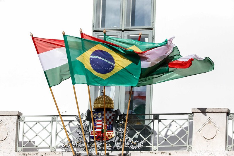 Bandeiras do Brasil e da Hungria