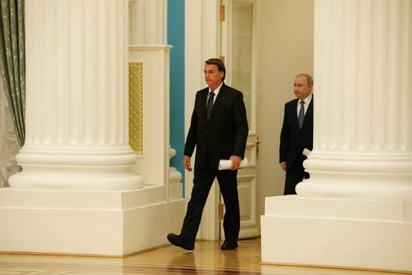 Bolsonaro e Putin seguem juntos para o salão Ekaterina do Kremlin, em Moscou. O salão é claro e os dois presidentes usam roupas escuras, sem uso de máscara - Metrópoles