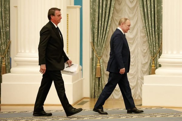 Bolsonaro visita o presidente russo, Vladimir Putin, no Kremlin em Moscou. Eles andam um atrás do outro pelo corredor da sede do governo - Metrópoles