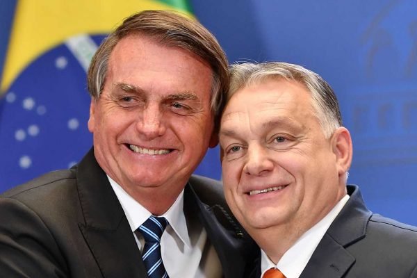 Hungria, Budapeste: O presidente do Brasil, Jair Bolsonaro, e o primeiro-ministro da Hungria, Viktor Orban (r), se despedem após uma coletiva de imprensa conjunta