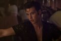 Austin Butler em cena como Elvis Presley no filme Elvis