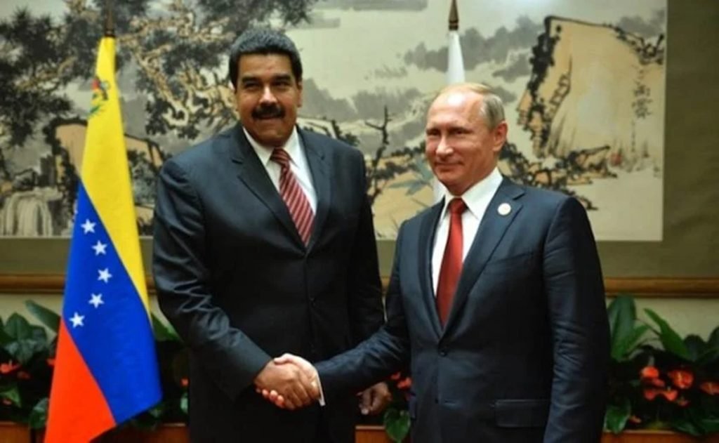 maduro e putin posam para foto e dão aperto de mão