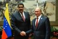 maduro e putin posam para foto e dão aperto de mão