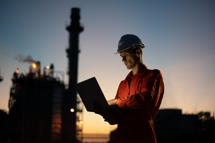 Homem trabalha em indústria petrolífera