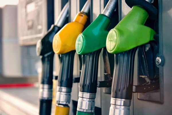 Mangueiras para abastecer combustível no posto de gasolina-Metrópoles