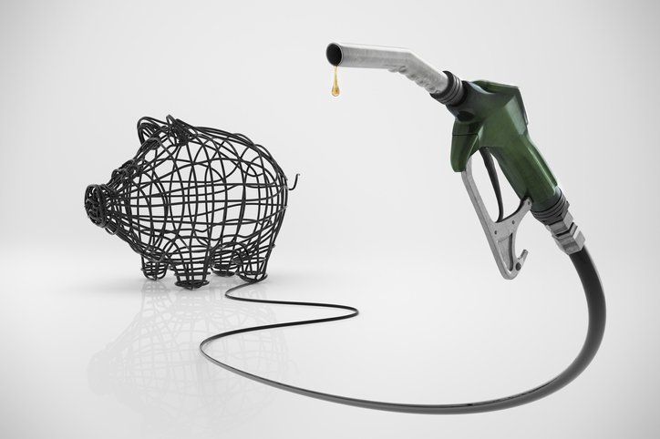 Mangueira de combustível com gasolina e cofre em formato de porco-Metrópoles