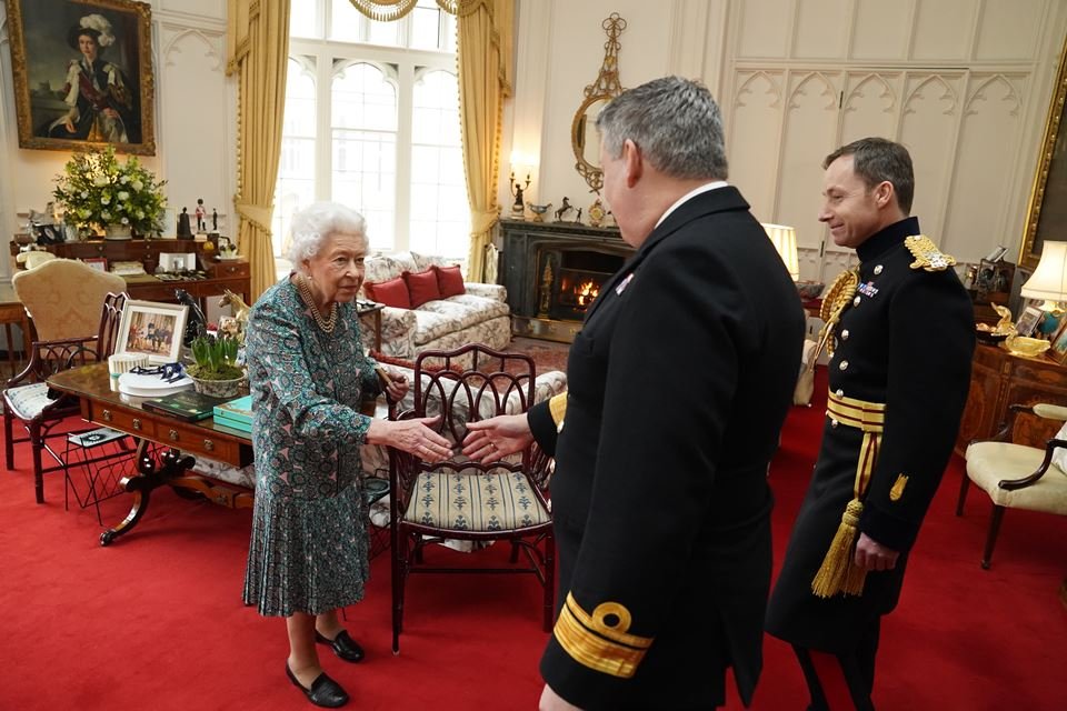 Rainha Elizabeth cumprimenta Contra-Almirante James Macleod e Major General Eldon Millar