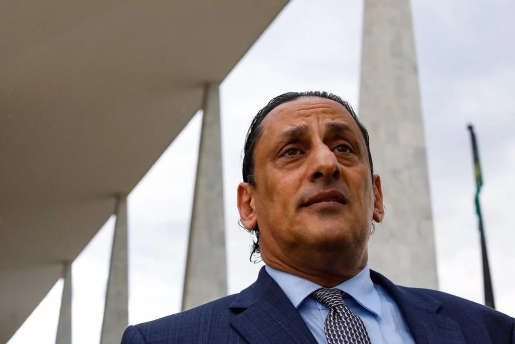 foto de Frederick Wassef vestido com terno e gravata em brasília
