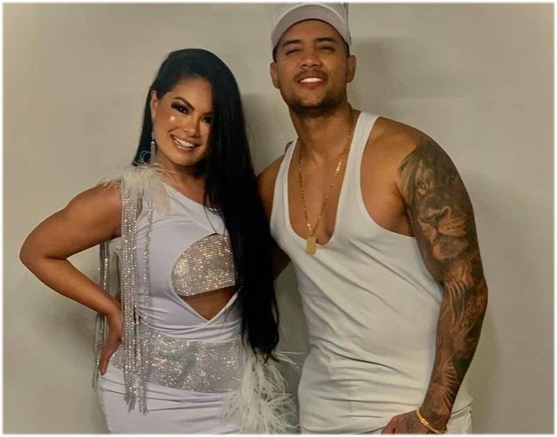 Paulinha e Clevinho vestem roupas brancas e posam para foto sorrindo-Metrópoles