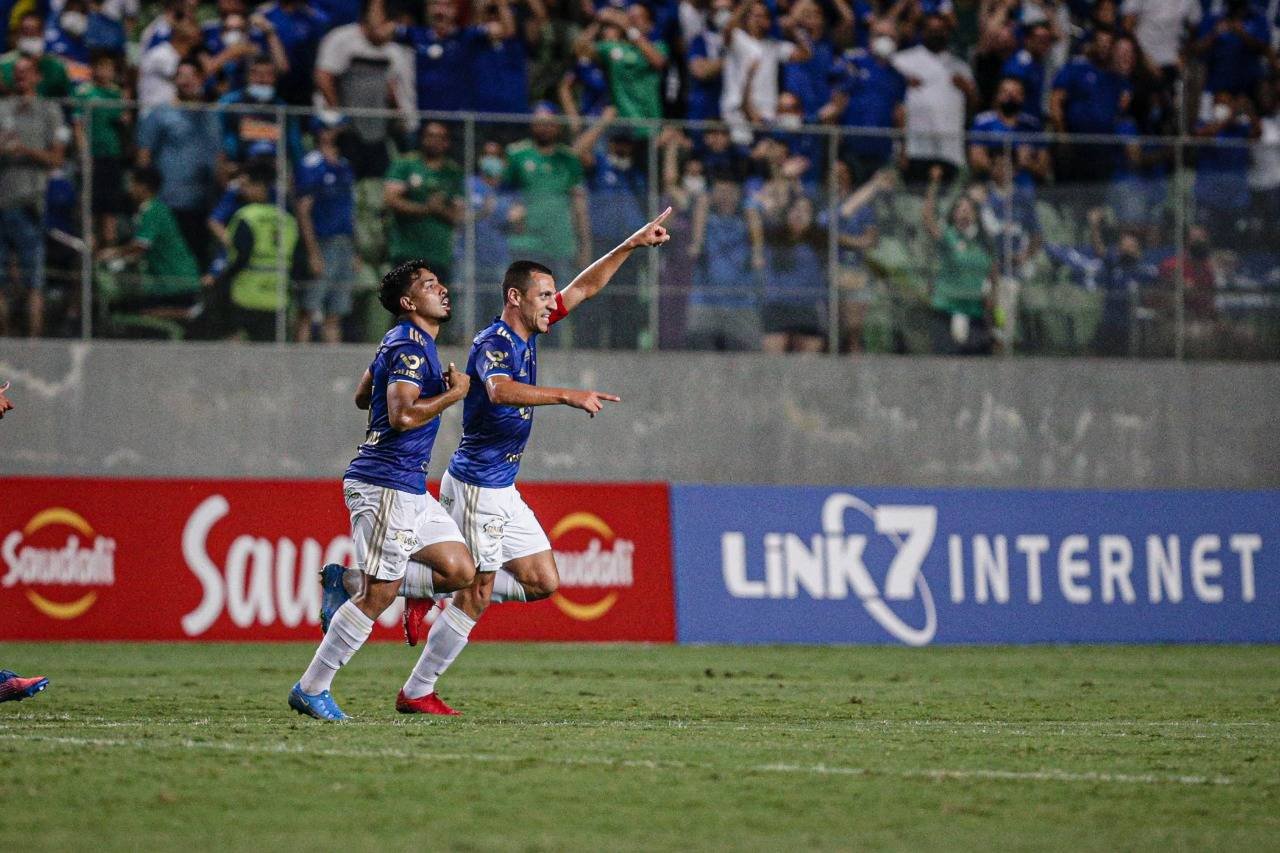 Cruzeiro derrota o Uberlândia e mantém liderança do Campeonato Mineiro ...