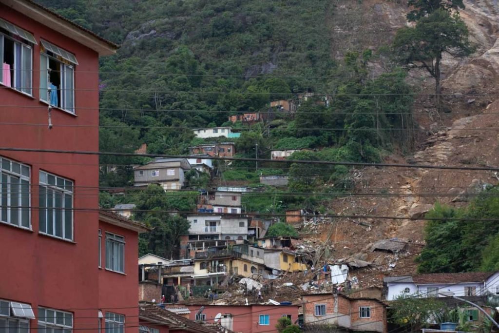 Número de mortos em Petrópolis chega a 120 - A tragédia é consequência do temporal de terça-feira (15/2), que arrastou carros pelas ruas, derrubou casas e deixou rastro de destruição