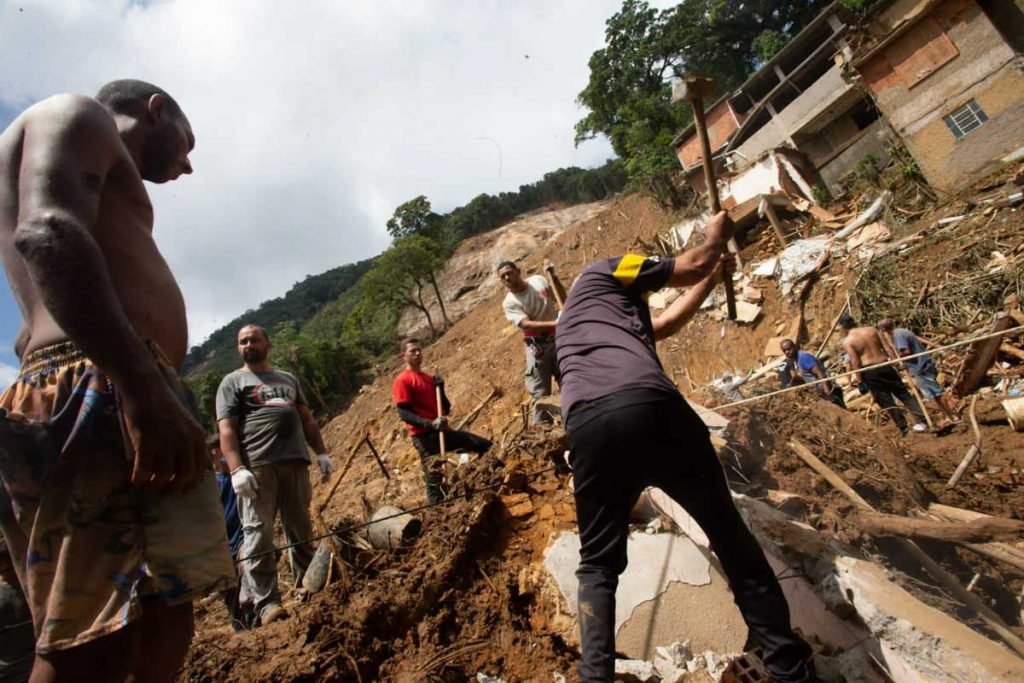 Número de mortos em Petrópolis chega a 120 - A tragédia é consequência do temporal de terça-feira (15/2), que arrastou carros pelas ruas, derrubou casas e deixou rastro de destruição