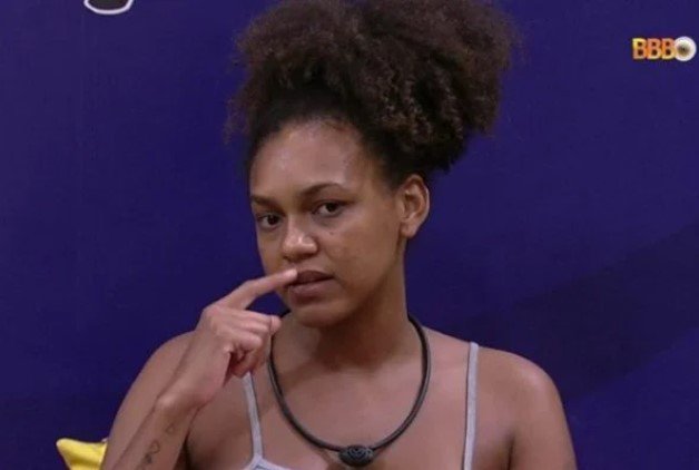 Jessilane, ex-participante do bbb22. Ela está com os cabelos presos e com um dos dedos proximos a boca - Metrópoles
