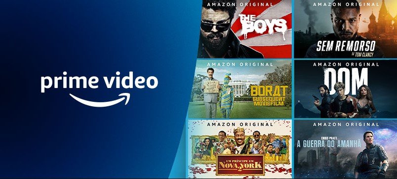 Logo da Amazon Prime Vídeo, na cor branca, em cima de um fundo azul à esquerda. Do lado direito há capas de filmes e séries que estão no catálogo da plataforma- Metrópoles