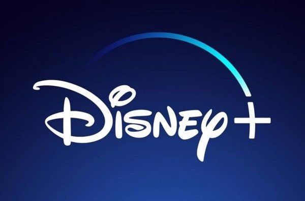 Logo da Disney+, na cor branca, em cima de um fundo azul - Metrópoles