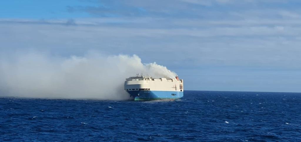 navio incendiado Açores_17fev