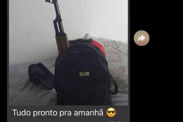 Aluna posta foto com fuzil dentro de mochila em Aparecida de Goiânia, Goiás