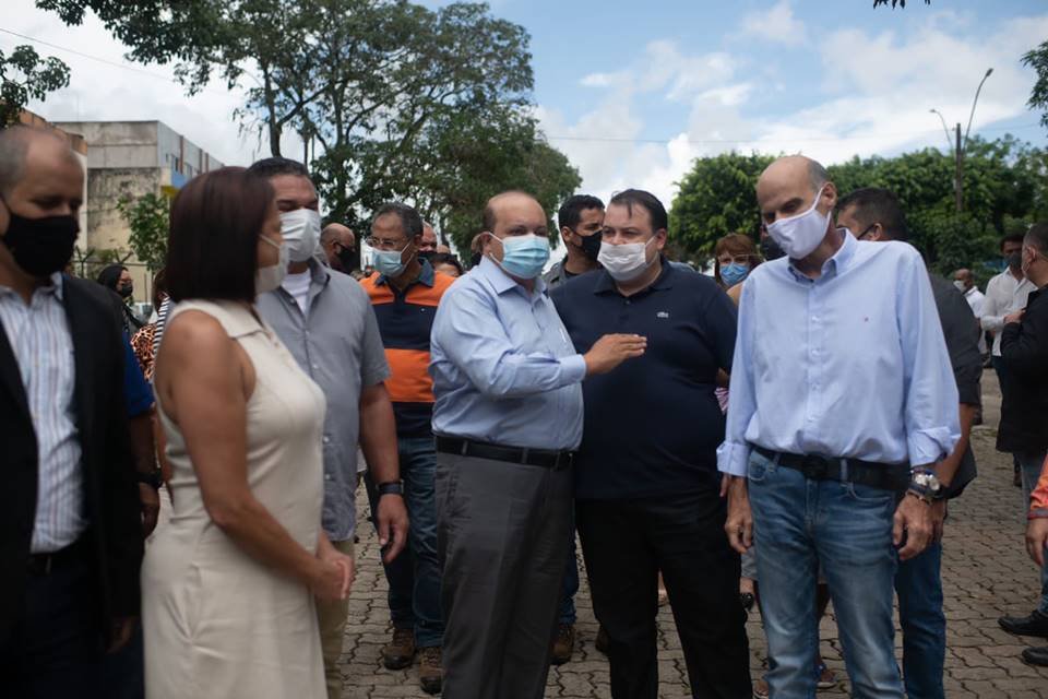 Ibaneis Rocha de camisa azul em inauguração no Núcleo Bandeirante