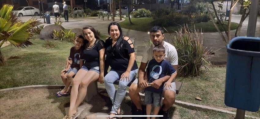 Pai procura pelos dois filhos e pela mulher nos escombros da Vila Felipe, em Petrópolis (RJ)
