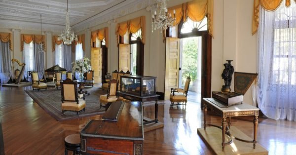 Sala de música do Museu Imperial com cadeiras e instrumentos musicais-Metrópoles