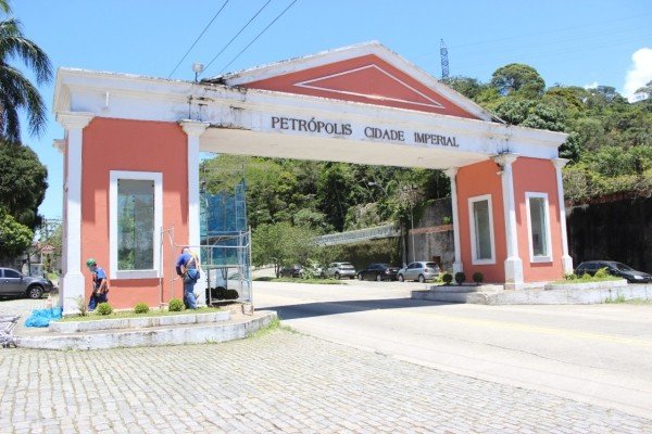 Arco de entrada da cidade de Petrópolis nas cores rosa e branco