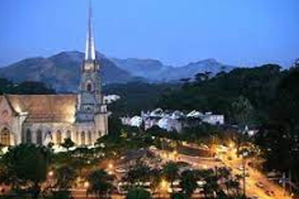 Vista de cima do centro de Petrópolis à noite-Metrópoles