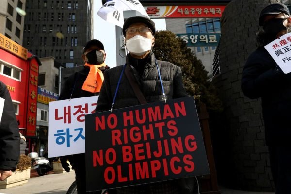 Homem protesta contra realização das Olimpíadas de Inverno em Pequim