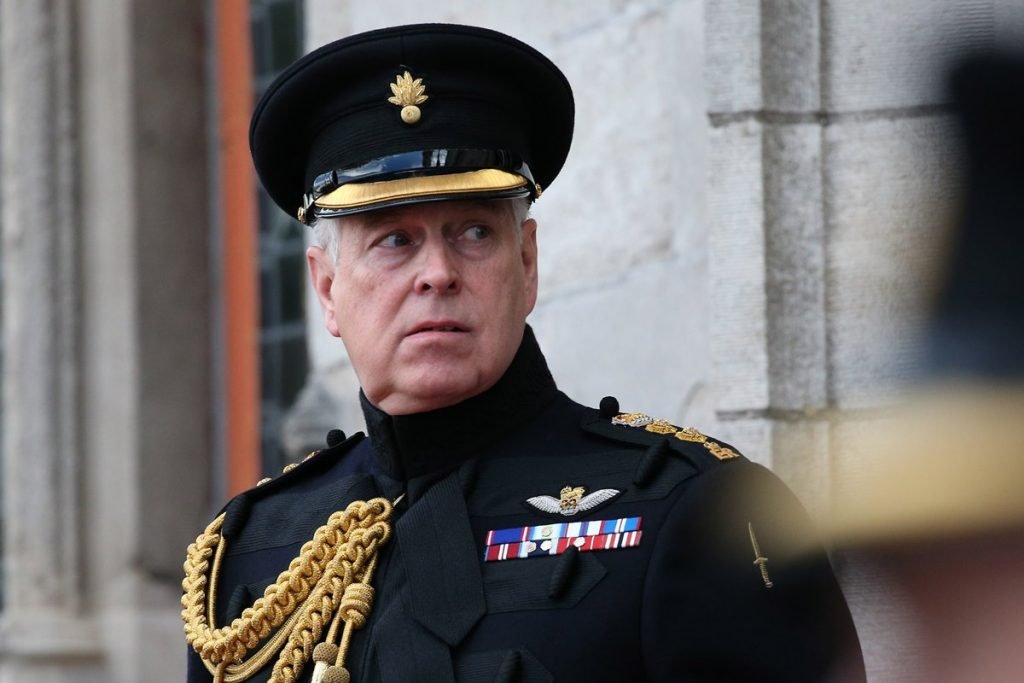Homem com trajes militares