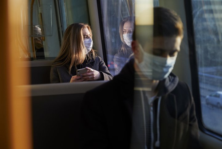 Passageiros enviados afastados dentro de ônibus.  Eles usam máscara-Metrópoles