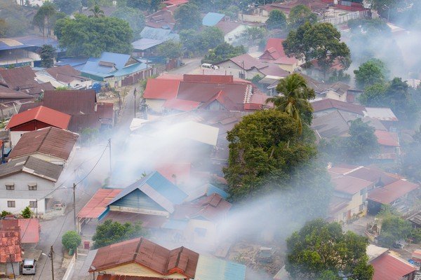 Vista de cima de cidade sendo higienizada com fumacê-Metrópoles