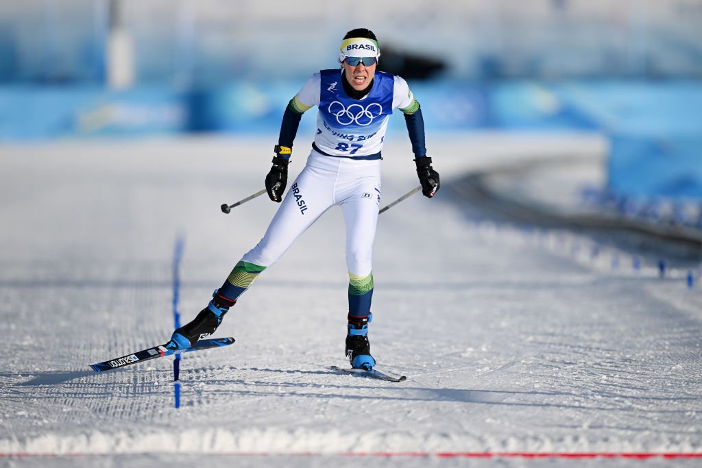 Jaqueline Mourão durante prova de esqui nas Olimpíadas de Inverno de Pequim 2022 - Metrópoles