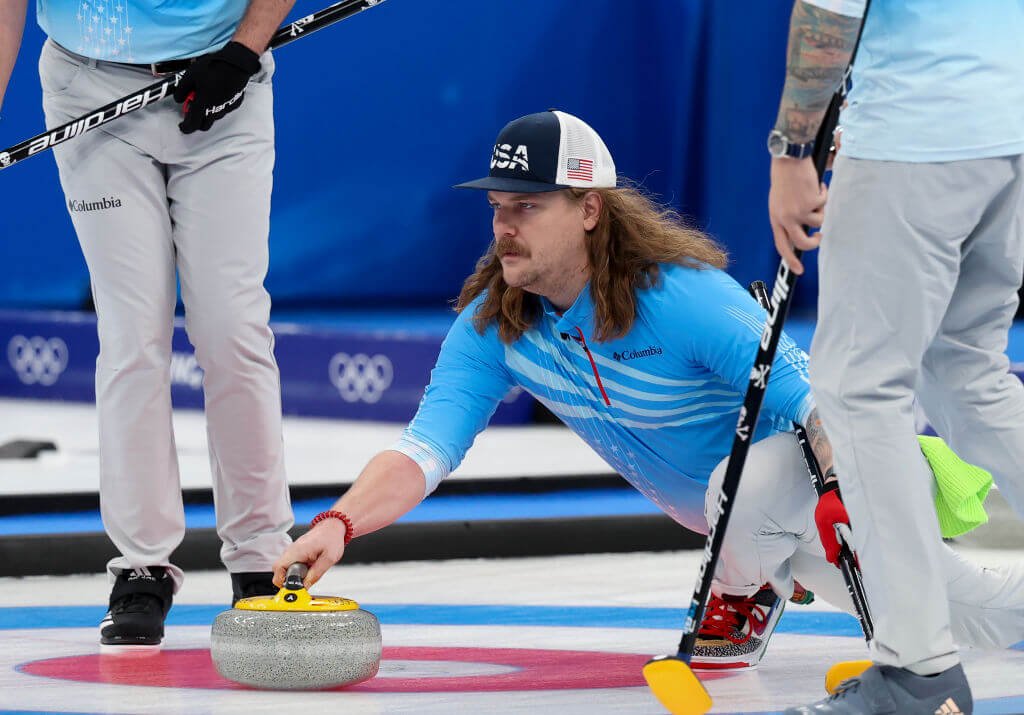 Matt Hamilton durante uma partida de curling nas Olimpíadas de Inverno de Pequim 2022 - Metrópoles