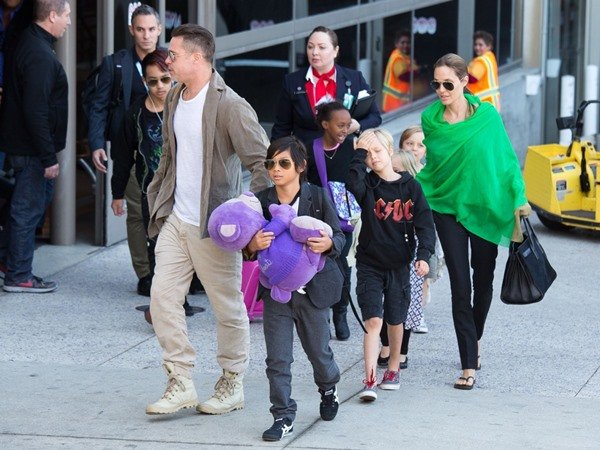 Angelina Jolie e Brad Pitt são ex-esposa e ex-marido um do outro e são com os filhos.  Ele tem pele clara, usa barba e tem cabelos loiros.  Ela tem pele clara, tem longos cabelos castanhos e usa maquiagem – Metrópoles